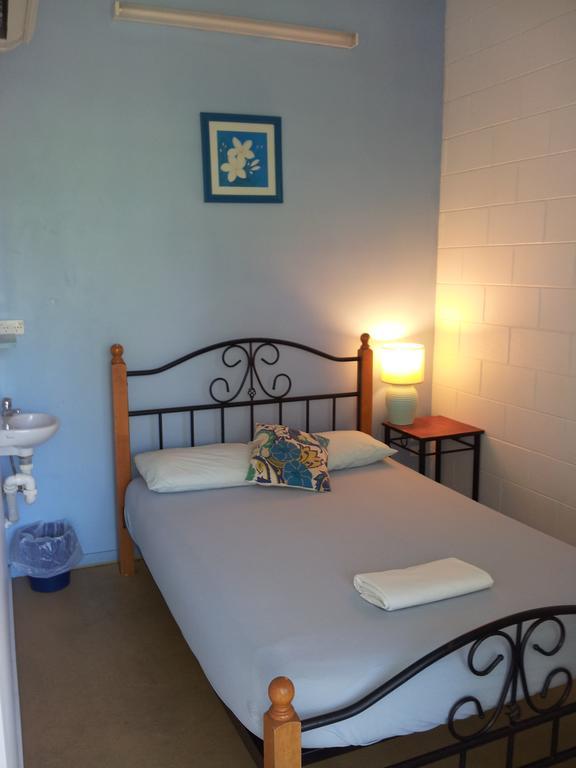 Absolute Backpackers Mission Beach Room photo