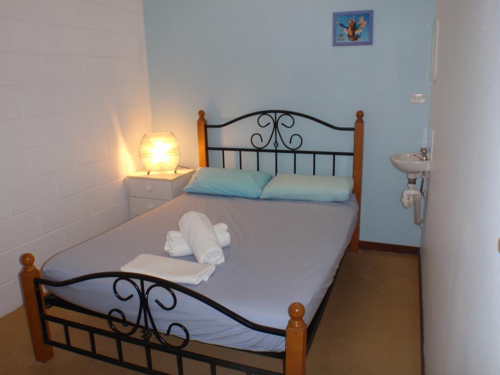 Absolute Backpackers Mission Beach Room photo