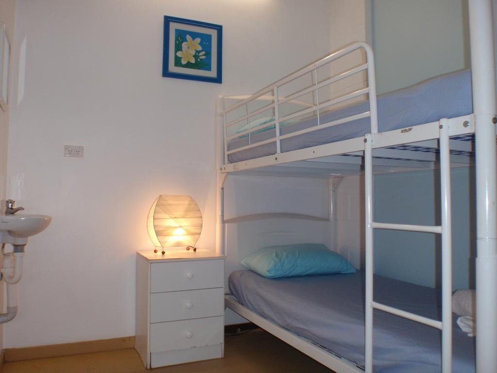 Absolute Backpackers Mission Beach Room photo