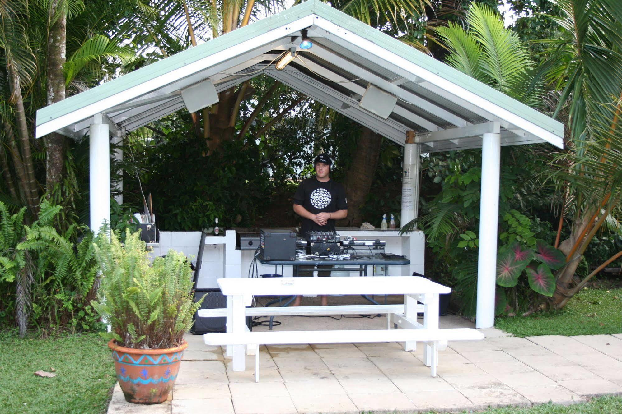 Absolute Backpackers Mission Beach Exterior photo